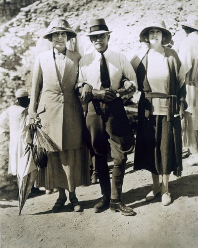 De izquierda a derecha: Lady Somerleyton, el Coronel Watson Pasha y la Honorable Lady Alexander en la Tumba de Tutankhamón, Valle de los Reyes de Harry Burton