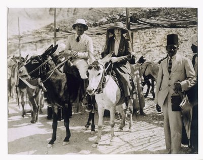 Lady Ribblesdale y el Sr. Stephen Vlasto llegando en burros a la Tumba de Tutankhamón, Valle de los Reyes de Harry Burton