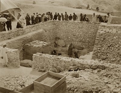 Lord Carnarvon (1866-1923) Lady Evelyn Herbert y Howard Carter (1873-1939) en la tumba de Tutankamón, Valle de los Reyes (impresión en plata gelatina) de Harry Burton