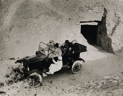 Primera visita de Lord Carnarvon al Valle de los Reyes: Lord Carnarvon (1866-1923) y su grupo en un automóvil de Harry Burton