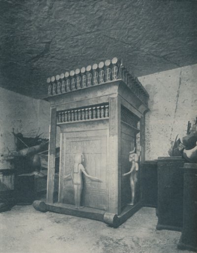 Santuario Canópico Ricamente Tallado y Brillante con Oro, c1935 de Harry Burton