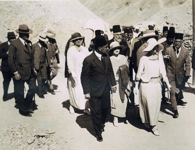 La reina de los belgas (en el centro), Lord Allenby (extremo izquierdo) y Lady Allenby acercándose a la entrada de la tumba de Tutankamón, Valle de los Reyes de Harry Burton