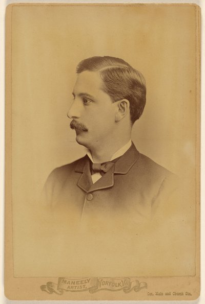 [Hombre no identificado con bigote, de perfil] de Harry F. Maneeley