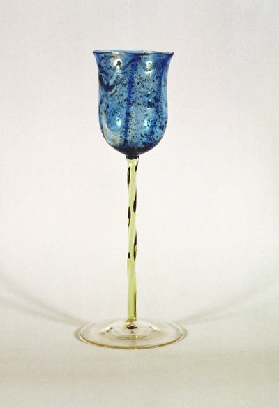 Copa de vidrio con un cuenco azul con inclusiones doradas, hecha para Powell & Sons, Whitefriars, Londres, c.1895 de Harry James Powell