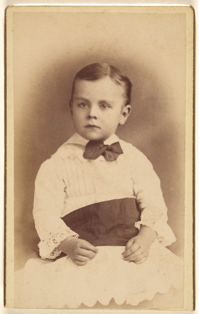 [Niño sin identificar con pajarita, sentado] de Hastings and White and Fisher