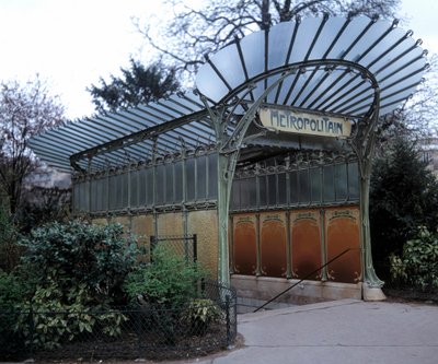 Una boca de estación de metro hecha por Hector Guimard (1867-1942), París. Siglo XX de Hector Guimard