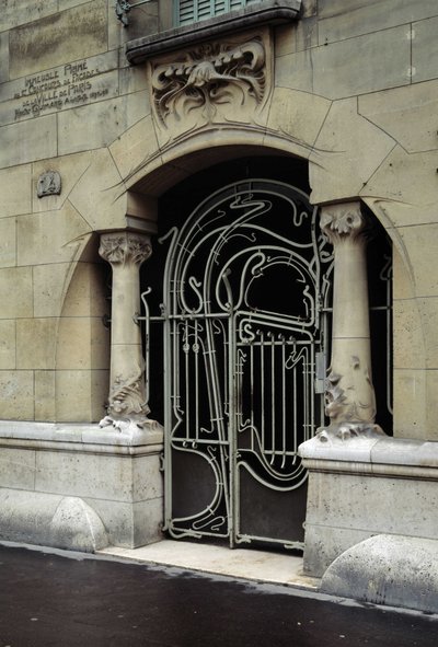 Arquitectura Art Nouveau: vista de la puerta de entrada del Castel Béranger ubicado en el 14, rue de la Fontaine en el 16º arrondissement de París de Hector Guimard