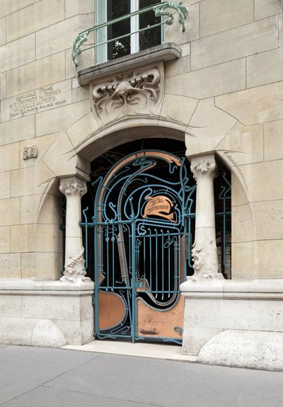 Puerta de entrada del Castel Béranger, en estilo Art Nouveau, construido entre 1895 y 1898 en el distrito 16 de París (foto) de Hector Guimard