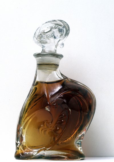 Botella de vidrio moldeado blanco creada para la exposición Universal de París en 1900 por Hector Guimard. Museo Internacional de Perfumería de Grasse. de Hector Guimard