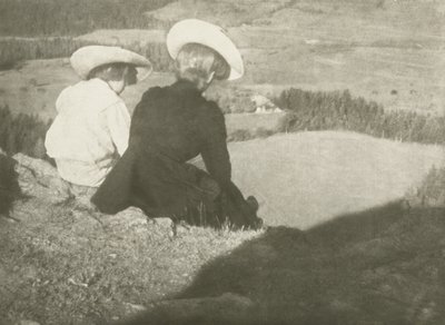 Campos en Birgitz (Hans y Mary sentados) de Heinrich Kuhn