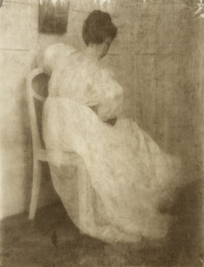 Mary Warner en una silla blanca, c.1910 de Heinrich Kuhn