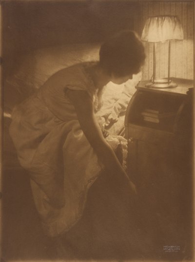La Srta. Mary [Warner] en su mesa de noche de Heinrich Kuhn