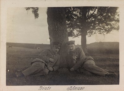 Primera Guerra Mundial: Ucrania en los años 1914-1916 durante la invasión del ejército alemán. Dos soldados en un momento de relax de Heldenfriedhof Dsessentniki (attr. to)