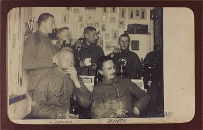 Primera Guerra Mundial: Ucrania en los años 1914-1916 durante la invasión del ejército alemán. Grupo de soldados durante un momento de descanso de Heldenfriedhof Dsessentniki (attr. to)