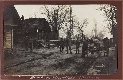 Primera Guerra Mundial: Ucrania en los años 1914-1916 durante la invasión del ejército alemán. Militar con un herido de Heldenfriedhof Dsessentniki (attr. to)
