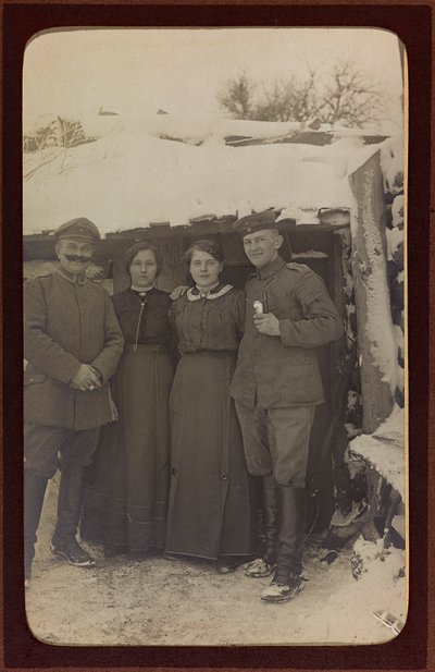 Primera Guerra Mundial: Ucrania en los años 1914-1916 durante la invasión del ejército alemán. Retrato de grupo de Heldenfriedhof Dsessentniki (attr. to)
