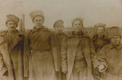 Primera Guerra Mundial: Ucrania en los años 1914-1916 durante la invasión del ejército alemán. Grupo de soldados de Heldenfriedhof Dsessentniki (attr. to)