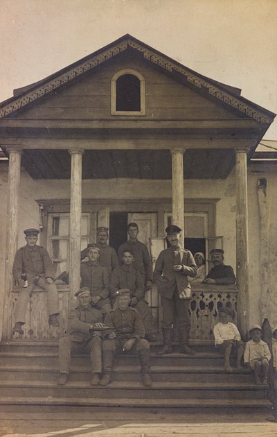 Primera Guerra Mundial: Ucrania en los años 1914-1916 durante la invasión del ejército alemán. Grupo de soldados en los escalones frontales de una casa de Heldenfriedhof Dsessentniki (attr. to)