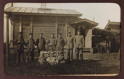 Primera Guerra Mundial: Ucrania en los años 1914-1916 durante la invasión del ejército alemán. Retrato de grupo (foto en blanco y negro) de Heldenfriedhof Dsessentniki (attr. to)