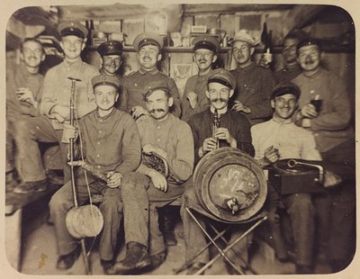 Primera Guerra Mundial: Ucrania en los años 1914-1916 durante la invasión del ejército alemán. Grupo de soldados durante un momento de descanso (foto en blanco y negro) de Heldenfriedhof Dsessentniki (attr. to)