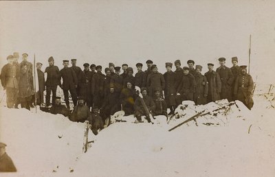 Primera Guerra Mundial: Ucrania en los años 1914-1916 durante la invasión del ejército alemán. Grupo de soldados (foto en blanco y negro) de Heldenfriedhof Dsessentniki (attr. to)