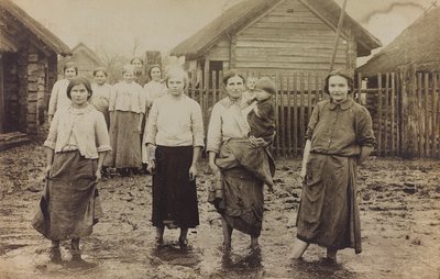 Primera Guerra Mundial: Ucrania en los años 1914-1916 durante la invasión del ejército alemán. Retrato de un grupo de mujeres con niños (foto en blanco y negro) de Heldenfriedhof Dsessentniki (attr. to)