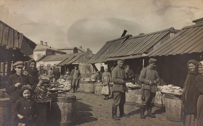 Primera Guerra Mundial: Ucrania en los años 1914-1916 durante la invasión del ejército alemán. Militares en el mercado de Heldenfriedhof Dsessentniki (attr. to)