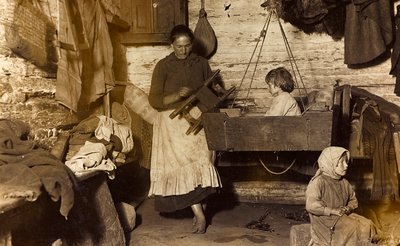 Primera Guerra Mundial: Ucrania en los años 1914-1916 durante la invasión del ejército alemán. Familia dentro de una casa de Heldenfriedhof Dsessentniki attr. to Heldenfriedhof Dsessentniki attr. to