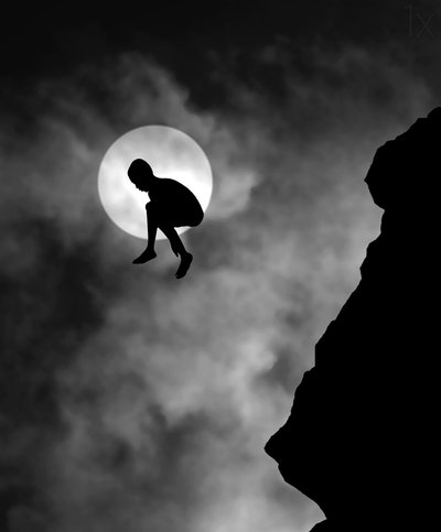Un niño salta sobre la Luna de Hengki Lee