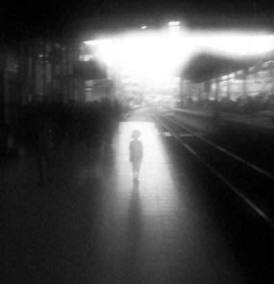 Niño en la luz de la estación de Hengki Lee