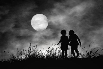 Siluetas a la luz de la luna caminando de Hengki Lee