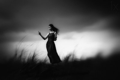 Campo de la mujer pensativa de Hengki Lee