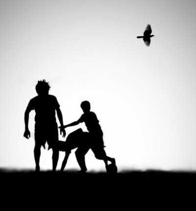 Siluetas juguetonas en el cielo de Hengki Lee