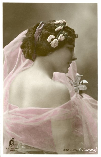 Mujer con bufanda rosa (foto en color) de Henri (after) Manuel