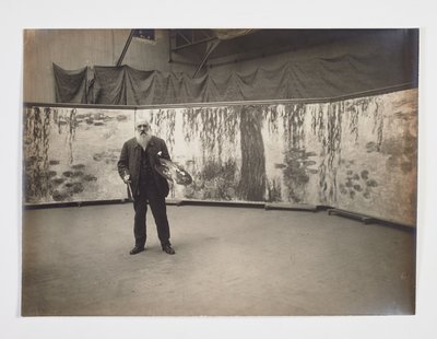 Claude Monet con su paleta delante de su obra "Les nymphéas". de Henri (attr. to) Manuel