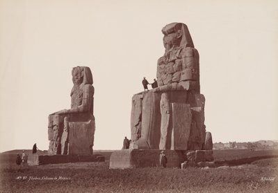 Thebes, Colosses de Memnon (Tebas, Colosos de Memnon),1870s (foto) de Henri Béchard