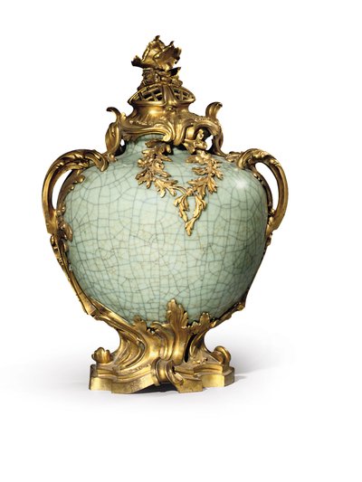Uno de un par de jarrones y tapas estilo Luis XV, monturas fechadas en 1883, porcelana de finales del siglo XVIII-principios del XIX de Henri Dasson