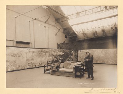 Claude Monet (1840-1926) delante de sus cuadros "Los Nenúfares", en su estudio de Giverny de Henri Manuel