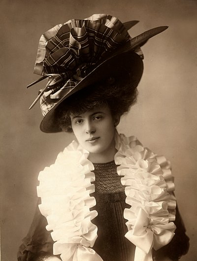 Primer plano de una joven con ropa de principios del siglo XX de Henri Manuel