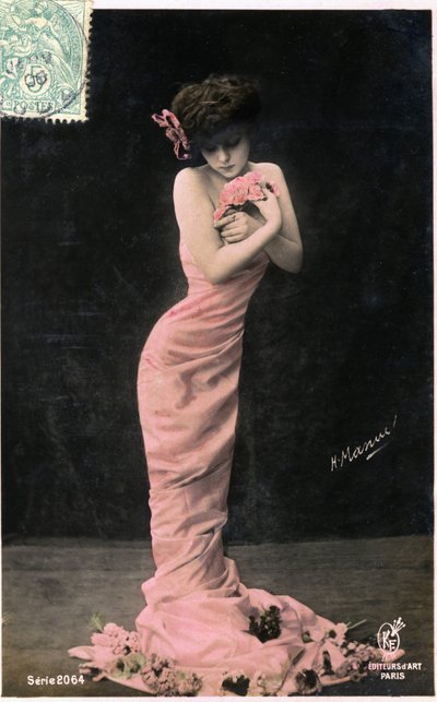 Ideal femenino hacia 1900: joven belleza con una silueta muy delgada, tarjeta postal. (foto) de Henri Manuel