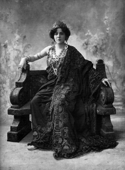La soprano francesa Suzanne Brohly como Clytemnestre en la ópera "Iphigenie en Aulide", París, foto de Henri Manuel del periódico francés "Le Theatre" de abril de 1908. de Henri Manuel