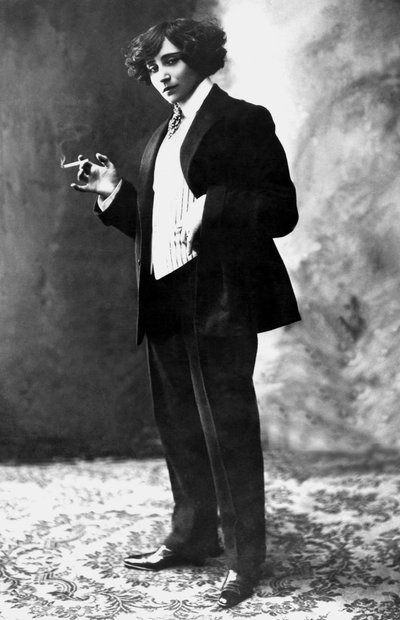 La escritora francesa Colette (1873-1954) con traje de hombre y fumando, fotografiada por Henri Manuel, c. 1909 de Henri Manuel