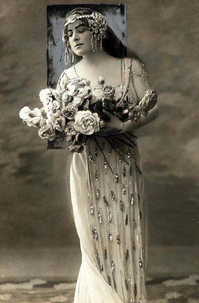 Retrato de cuerpo entero de Lucy Arbell, cantante de ópera francesa, disfrazada de Henri Manuel