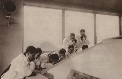 Paris: Pendant une operation, dans un hopital moderne; Operación vista desde arriba en un hospital (foto b/n) de Henri Manuel