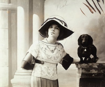Retrato del actor francés Pierre Frondaie, en el papel teatral de Michelle. de Henri Manuel