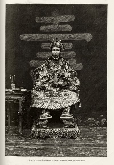 Retrato del Rey Dong Khanh (1864-1889) Emperador de Annam, en traje ceremonial. Grabado por Thiriat, para ilustrar la historia “Trente mois au Tonkin” por el Dr. Charles Edouard Hocquard, en 1885, en Le tour du monde, nuevo diario de viajes de Henri Thiriat