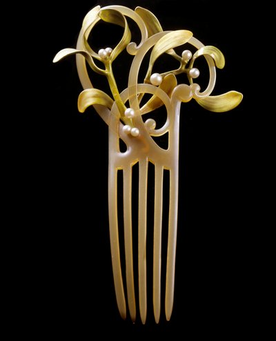 Art Nouveau: peine de muérdago en oro, escamas, perlas y esmalte hecho por Paul (1851-1915) y Henri Vever (1854-1942) de Henri and Paul  Vever