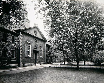 Las casas de beneficencia de los ferreteros, Kingsland Road, Shoreditch, c.1910 de Henry Dixon
