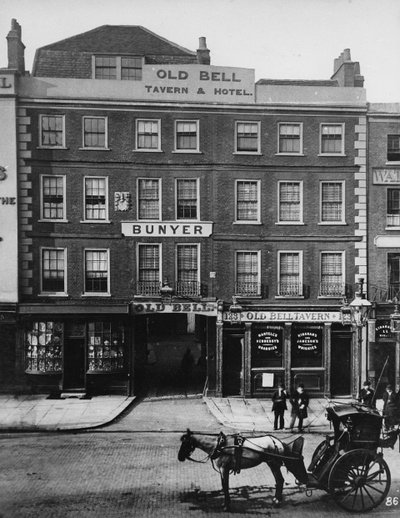 La vieja posada Bell, High Holborn, c.1884 de Henry Dixon
