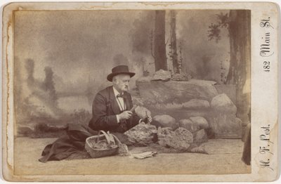 "Dominic Parsons en busca de fósiles", c. 1896 (foto) de Henry F. Post